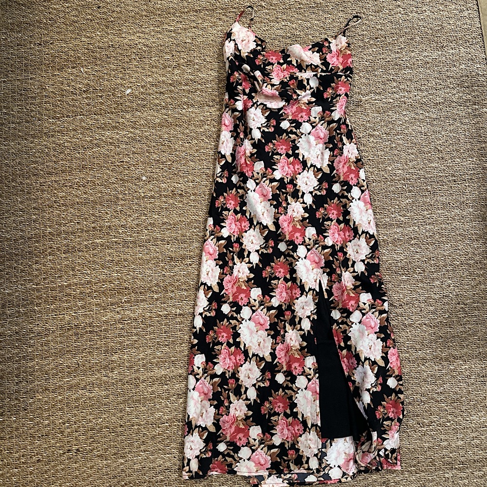 floral summer dress, size M. ties in back. Slit in front. maxi. Lulus.